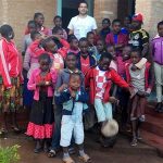 Dejan Nemčić i djeca u Tanzaniji