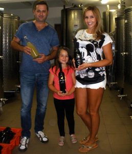 Josip i Mara Barundić s najmlađom kćeri Anamarijom, koja je pravi majstor u lijepljenju etiketa na boce